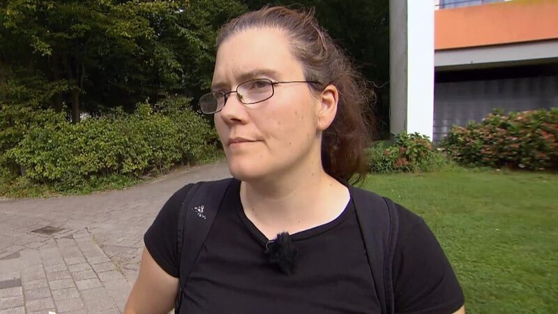 Sabrinas Auszug aus ihrer Schimmelwohnung steht kurz bevor und sie will vorher noch ihre Möbel verkaufen. – Bild: RTLZWEI