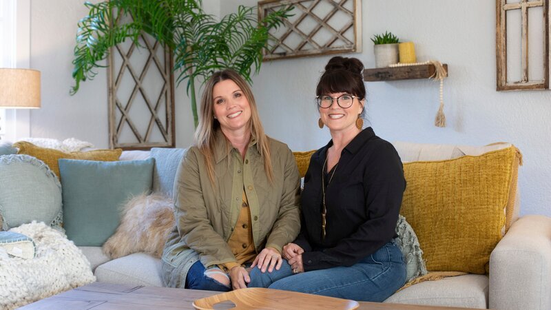 Leslie Davis, left, and her twin sister Lyndsay Lamb, right, pose in front of a house they remodeled in Snohomish, Washington as seen on Unsellable Houses (After). – Bild: Copyrighted