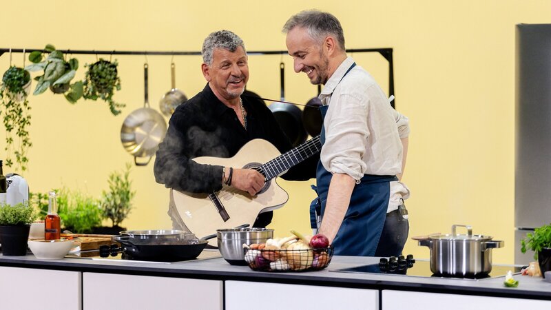 Semino Rossi (l.) und Jan Böhmermann (r.) in der Küche von „Böhmi brutzelt“. – Bild: ZDF und Lennart Speer