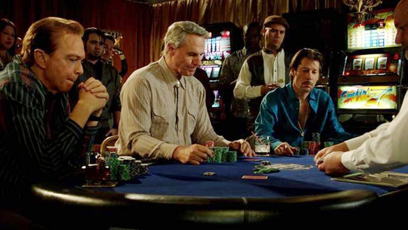 Das Pokerturnier beginnt und (v.l.) Peter Coe (David Cassidy), Trent Aldridge (Scott Hoxby) und Bo Mattinson (Kevin Scott Allen) kämpfen um die Meisterschaft. – Bild: RTL