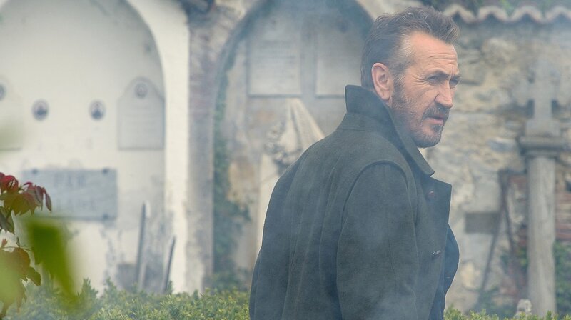 Der Kommissar Rocco Schiavone (Mario Giallini) muss diesmal auch auf einem Friedhof ermitteln. – Bild: ARD Degeto