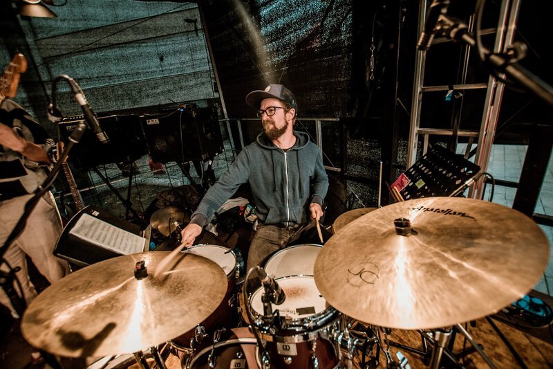 Martin Grabher an den Drums. – Bild: ORF /​ Jazzseminar Dornbirn
