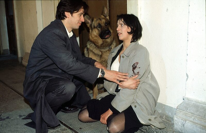 Kommissar Mosers (Tobias Moretti, l.) Kollegin Elisabeth Böhm (Sabine Petzl, r.) hat sich als Austauschgeisel für Diana Markus zur Verfügung gestellt. Dabei wird sie angeschossen … – Bild: SAT.1 /​ Ali Schafler