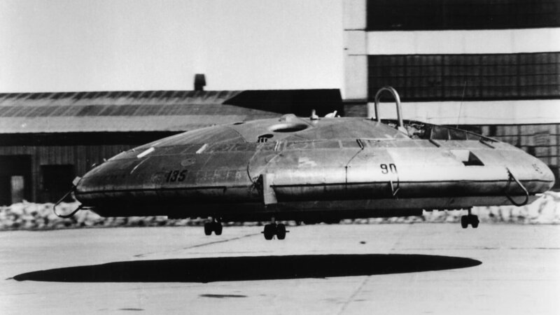 In den 1940er-Jahren beginnt der kanadische Hersteller Avro Canada mit der Entwicklung scheibenförmiger Flugzeuge. Dabei entsteht der experimentelle Senkrechtstarter VZ-9AV Avrocar. – Bild: WELT