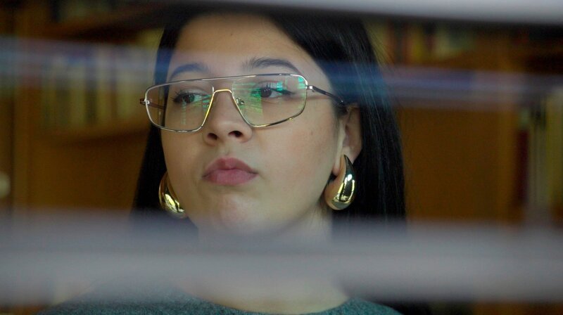 Autorin und Podcasterin Yasmine MíBarek. – Bild: rbb/​DOKFILM/​Jürgen Rehberg