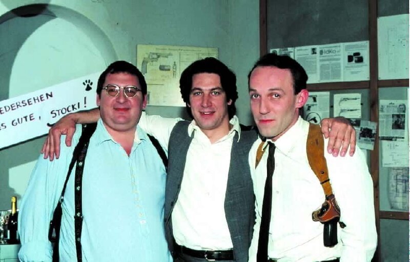 Pose fürs Abschiedsfoto: Peter Höllerer (Wolf Bachofner, l.) Kommissar Moser (Tobias Moretti, M.) und Assistent Stockinger (Karl Markovics, r.). – Bild: Sat.1 Gold