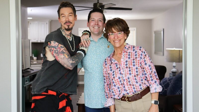 From left to right: Host David Bromstad, Hayden Balgavy, and Jane Balgavy pose for a picture in House 3, Dandelion Drop, as seen on My Lottery Dream Home, Season 16. – Bild: Warner Bros. Discovery, Inc.