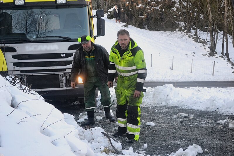 Odda, Norway – (Left to Right) Jarle Hauksland and Thord Paulsen. Jarle Hauksland is a local guy helping Thord to rescue the trash truck that has one of the wheels in the ditch. They are planning how to do the operation. – Bild: The National Geographic Channel