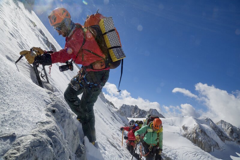 KACHIN, MYANMAR- The team climbs towards a shoulder on the unclimbed west ridge of Hkakabo Razi. Shot on assignment for National Geographic Magazine in Myanmar for assignment MM8252 Covering the sea to summit exploration for South East Asia’s highest point. Team members include Mark Jenkins (light green and grey), Hilaree O’Neil (grn), Renan Ozturk (red), Emily Harrington (pink), Taylor Reese (not present). – Bild: The National Geographic Channel