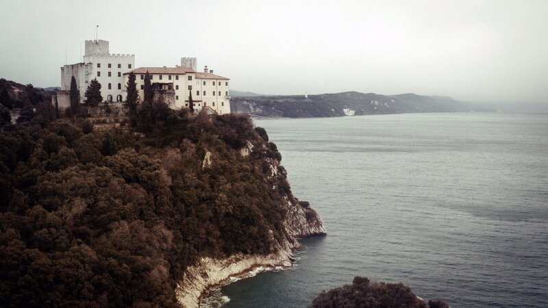  Im Schloss Duinio begann Rilke 1912 seine „Duineser Elegien“, die er erst 10 Jahre später als Höhepunkt seines Werks abschließen sollte. – Bild: ORF/​3B-Produktion GmbH/​Henning Brümmer