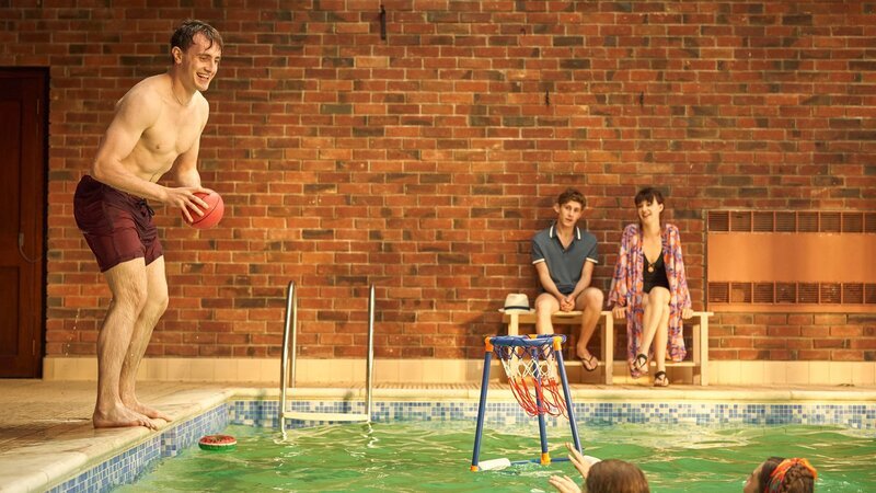 Bei ihren regelmäßigen Treffen kommen sich Connell (Paul Mescal, l.) und Marianne (Daisy Edgar-Jones, r.) langsam wieder näher. Jamie (Fionn O’Shea, M.) fühlt sich bedroht und will dem ein Ende bereiten. – Bild: ZDF und Enda Bowe