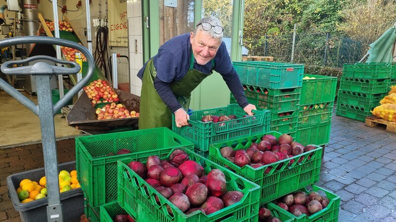 Johann Runge mischt frische Rote Bete in seinen Saft – eine eigene Erfindung. – Bild: NDR/​Nahaufnahme.tv