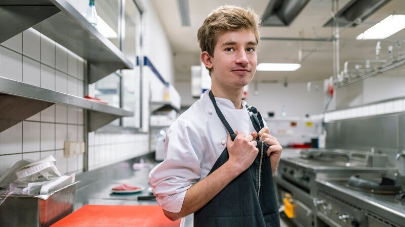 Durch seine Lese-Rechtschreibschwäche hat er die Regelschule ohne Abschluss verlassen. Über „BIS e.V.“, einem Integrationsdienst für Menschen mit Beeinträchtigung, konnte er im Servicebereich im InterContinental Berlin einen Arbeitsplatz finden. – Bild: ZDF und Jens Gyarmaty