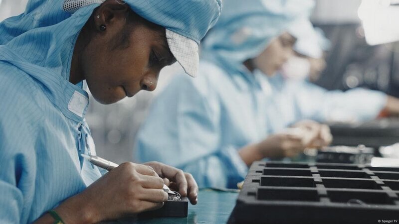 Das Gesicht der Globalisierung: Indische Smartphones in einer chinesischen Firma für eine britische Marke. – Bild: dw.com