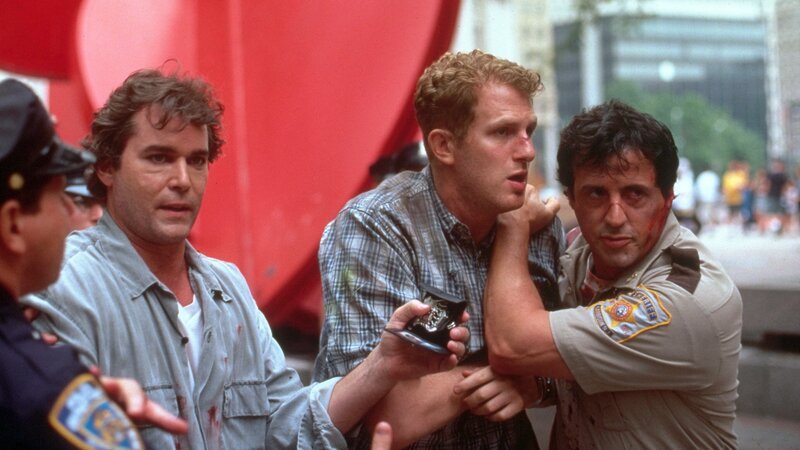 Sheriff Heflin (Sylvester Stallone, re.) macht Jagd auf korrupte Polizisten (Michael Rapaport, 2.v.re., Ray Liotta, 2.v.li.) – Bild: RTLZWEI Sheriff Heflin (Sylvester Stallone, re.) macht Jagd auf korrupte Polizisten (Michael Rapaport, 2.v.re., Ray Liotta, 2.v.li.) – Bild: RTLZWEI
