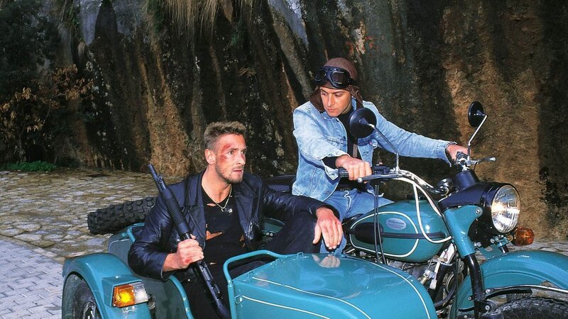 Der mysteriöse Tod eines kleinen Jungen führt Andre (Mark Keller, li.) und Semir (Erdogan Atalay) auf die Ferieninsel Mallorca. Hier jagen sie den Mafia-Gangster Carlos Berger. – Bild: TVNOW /​ Schnell