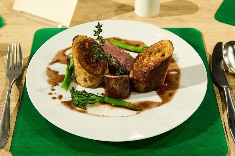 Tagesmotto „11 Zutaten“: Rosa gebratener Rehrücken mit Wildjus, Brioche-Serviettenknödel und wildem Brokkoli von David Kruselburger – Bild: ZDF und Gunnar Nicolaus