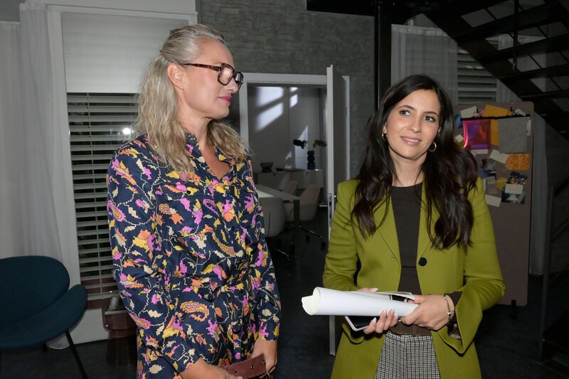 Maren (Eva Mona Rodekirchen, l.) nimmt Überstunden in Kauf, um Laura (Chryssanthi Kavazi) zu entlasten. – Bild: RTL /​ Rolf Baumgartner /​ Unverschämter Wichtigkunde