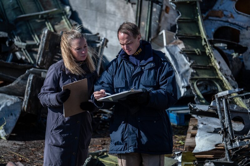 Al Dickinson (played by Kurt Logan) sketches the crash site of United Express Flight 6291. The commuter plane crashed into a warehouse in the winter. – Bild: Cineflix /​ Darren Goldstein