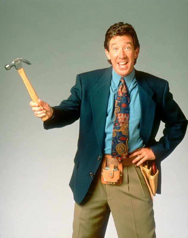 Tim Taylor (Tim Allen) preist bei einem Kabelsender Werkzeuge der Firma Binford an. Allerdings hat der selbsternannte Heimwerker-King keine Ahnung, worüber er redet. – Bild: Nitro