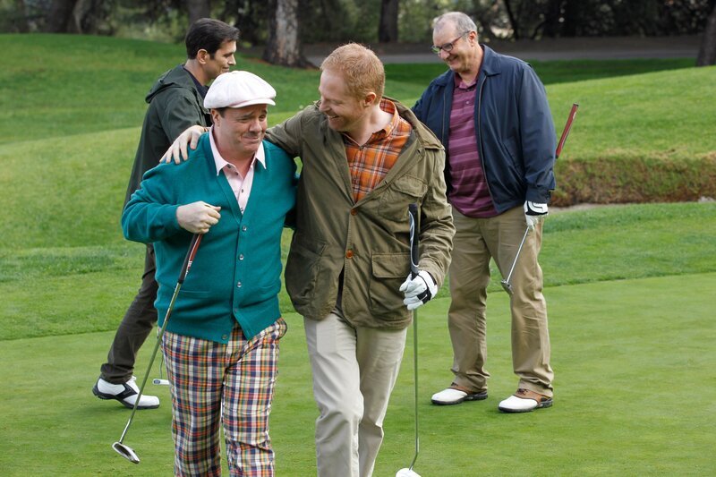 v.li.: Phil Dunphy (Ty Burrell), Pepper Saltzman (Nathan Lane), Mitchell Pritchett (Jesse Tyler Ferguson), Jay Pritchett (Ed O’Neill). – Bild: ViacomCBS /​ Hopper Stone