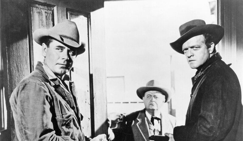 Bandenchef Ben Wade (Glenn Ford) soll vors Strafgericht, dafür hat Postkutschen-Unternehmer Butterfield (Robert Emhardt) eine Belohnung ausgesetzt, die Dan Evans (Van Heflin) sich verdienen will. – Bild: ZDF und DFF-Deutsches Filminstitut & Filmmuseum, Frankfurt.