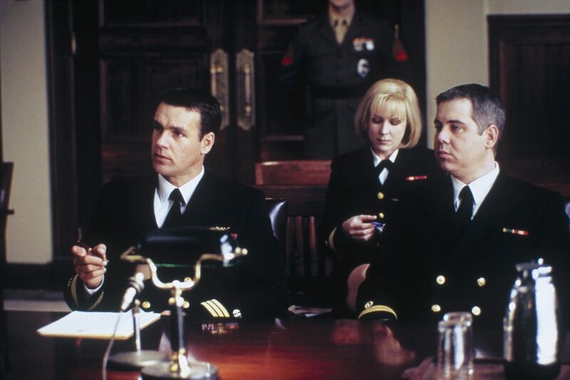 In der Verhandlung gegen Lt. Roberts (Patrick Laboyorteaux, r.) hat Harmon Rabb Jr. (David James Elliott, l.) die Verteidigung übernommen. Lt. Harriet Sims (Karri Turner, M.) wohnt der Verhandlung bei. – Bild: PAT