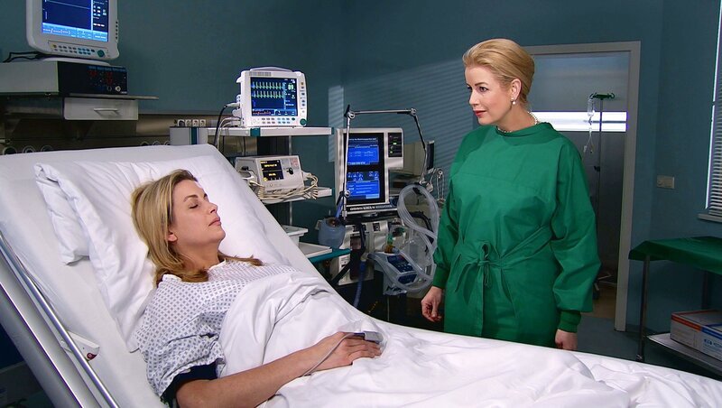 Alexa Maria Surholt in einer Doppelrolle: Als Verena Cornelius (r.) und Verwaltungsdirektorin Sarah Marquardt sorgt sie für Verwirrung in der Sachsenklinik. – Bild: MDR