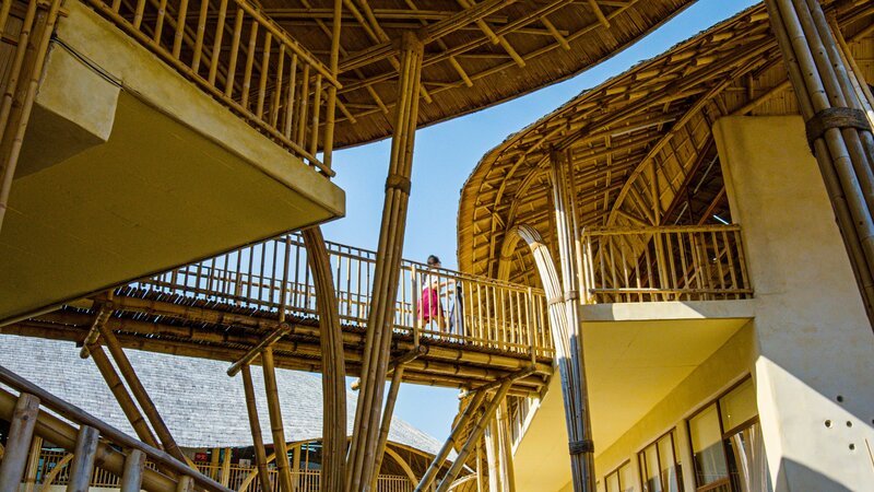 Die Gebäude der Panyaden-Schule in Chiang Mai im Norden Thailands bestehen zum Großteil aus Lehm und Bambus. – Bild: ZDF und Frank Müller