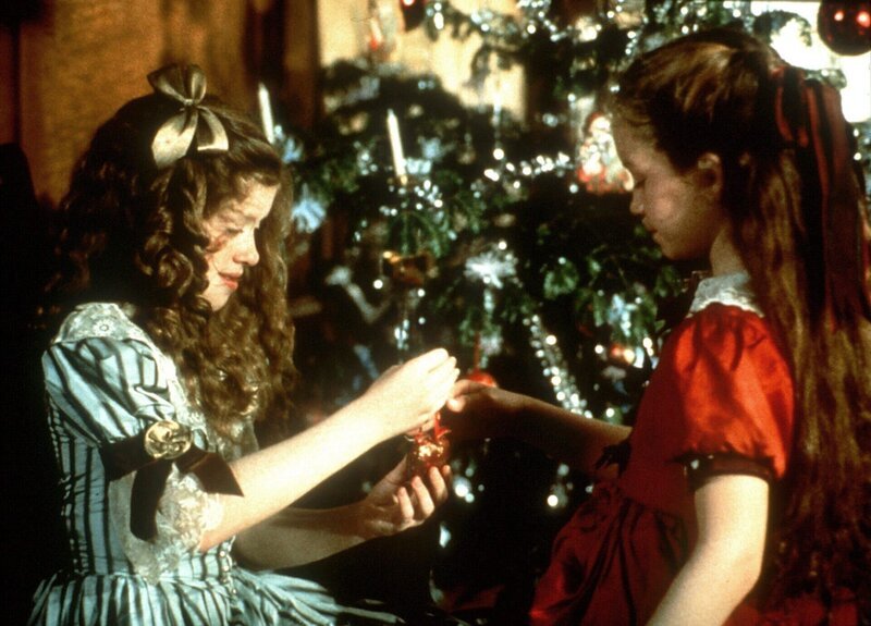 Heidi (Noley Thornton, re.) feiert gemeinsam mit ihrer Freundin Klara (Lexi Randall) Weihnachten in Frankfurt. – Bild: RT2