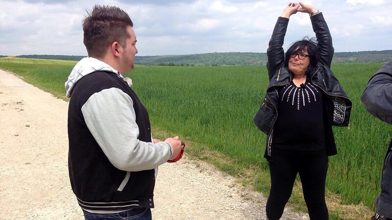 „Lebe lieber ungewöhnlich“ das ist das Motto von Claudia (62, re.). Tauschmann Daniel (23, li.) hingegen verbringt seine Freizeit am liebsten auf der Couch.â€žLebe lieber ungewĂ¶hnlichâ€ś das ist das Motto von Claudia (62, re.). Tauschmann Daniel (23, li.) hingegen verbringt seine Freizeit am liebsten auf der Couch. – Bild: RTL II