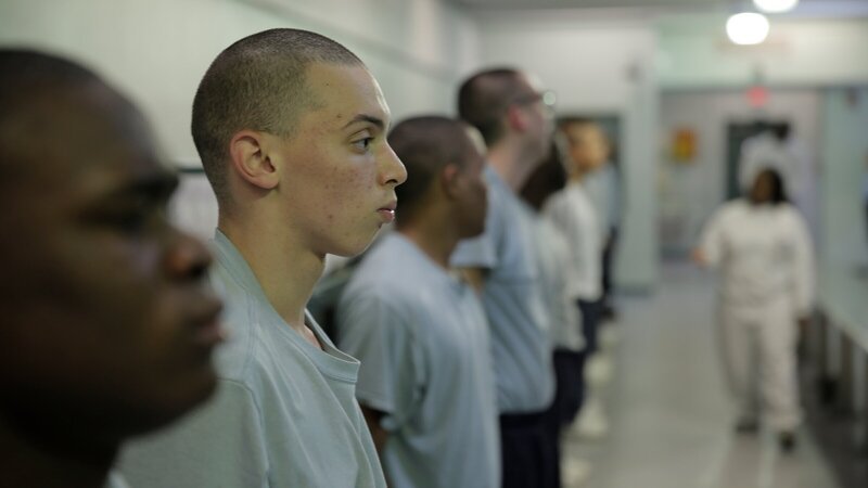 Strammstehen für die Freiheit: Im Bootcamp wird den Sträflingen alles abverlangt. – Bild: ZDF und Sina Hutt for Maximus Film GmbH