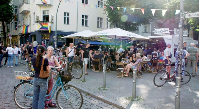 Danjel Zarte mit seinem Team Das Festival der Liebe. Der Gastronom will damit der queeren Szene Mut machen allen Angriffen zum Trotz. – Bild: RTL /​ Eikon Nord /​ Hate Crimes: Queerfeindliche Gewalt