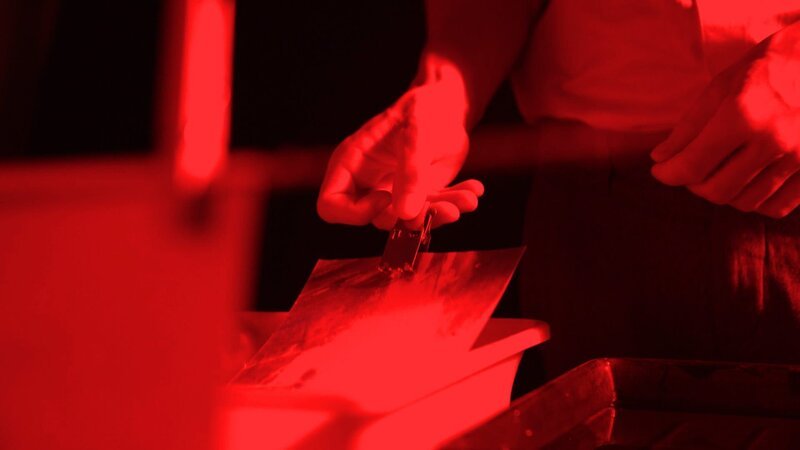 Im Fotolabor des Mossad (Szene). – Bild: Ina Kessebohm /​ ZDF