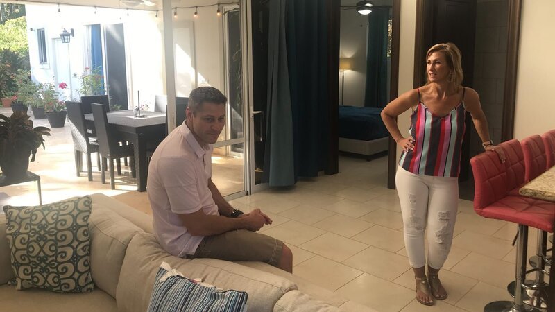 Contributors Clint Thompson (L) and Beth Thompson (R) check out all the space the living room at Casa Linda has to offer, as seen on HGTV’s Beachfront Bargain Hunt. – Bild: Discovery, Inc.