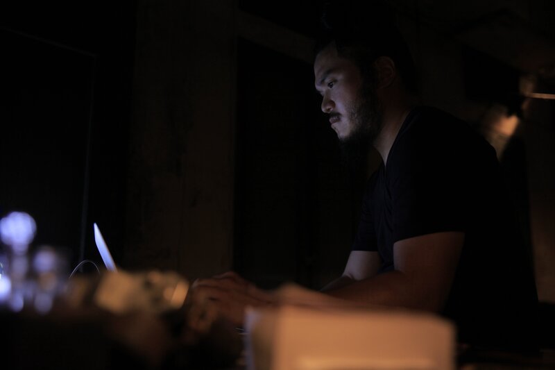 Ayutthaya, Thailand: RJ writes his blog at HQ. (Photo Credit: National Geographic Channels/​Singha Quansuwan) – Bild: FOX Networks /​ National Geographic Channels /​ Singha Quansuwan
