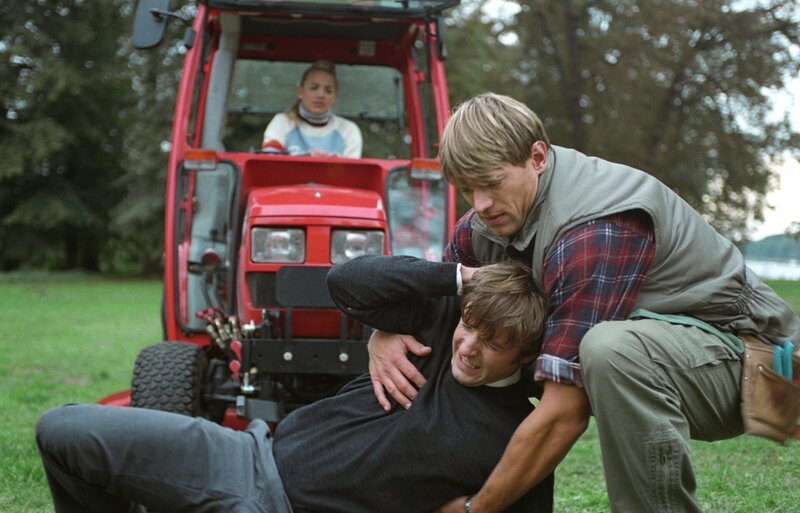 Sofia (Jytte-Merle Böhrnsen, l.) hat den Traktor nicht im Griff und überfährt beinahe Eddie (Christoph Mory, M.). Gärtner Sven (Jorres Risse, r.) hilft. – Bild: Britta Krehl /​ ZDF