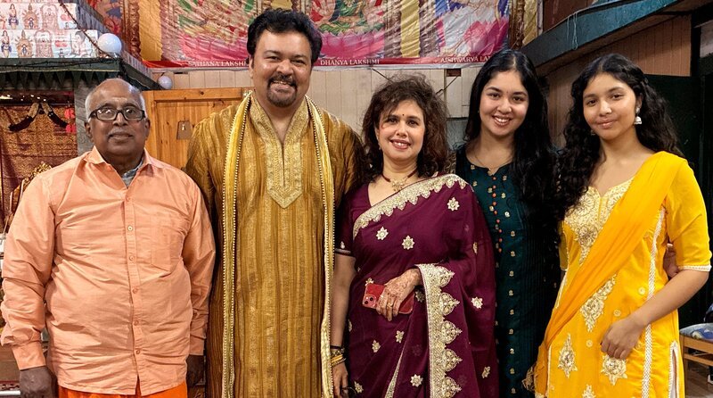 Religion ist Privatsache, sagen die einen. Andere zeigen ihren Glauben ganz offen. Menschen mit Turban, Kopftuch, Kippa und Ordenskleid begegnen uns im Alltag immer wieder. Warum machen sie ihren persönlichen Glauben so sichtbar? Und wie fühlt es sich an, als religiöser Mensch erkennbar zu sein? Wir haben fünf Menschen aus fünf Religionen gefragt. – Vilwanathan Krishnamurthy (l.) mit Familie Prabhu im Sri Ganesha Hindu Tempel. – Bild: rbb/​Torben Zimmermann