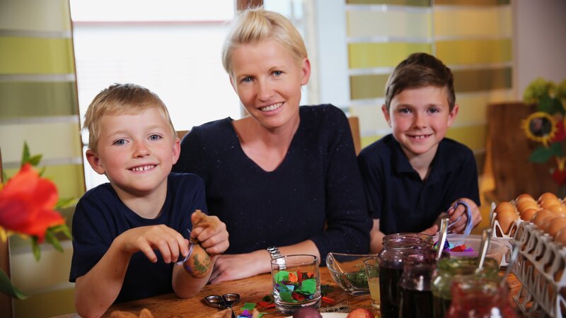 Zu Tisch in … Steiermark Staffel 1 Folge 5 Familie Karner färbt Ostereier – Bild: SRF/​Reiner Bauer