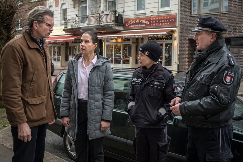 Constanze Lier (Ute Hannig, 2.v.l.) macht vor Franzi (Rhea Harder-Vennewald, 2.v.r.) und Hans (Bruno F. Apitz, r.) keinen Hehl daraus, was sie von ihrem Mann und vor allem von ihrer Schwester hält. – Bild: ZDF und Boris Laewen