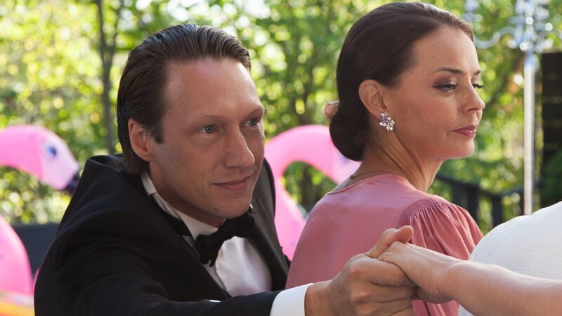 In Adam (Simon J. Berger) brodelt es: er hat vor Jahren eine Vasektomie durchführen lassen. Wer hat seine Frau Hermine (Agnes Kittelsen) geschwängert? Noch hat er sich im Griff. Doch im Lauf der Feier wird sich das ändern. – Bild: ZDF und Ingeborg Klyve./​Ingeborg Klyve