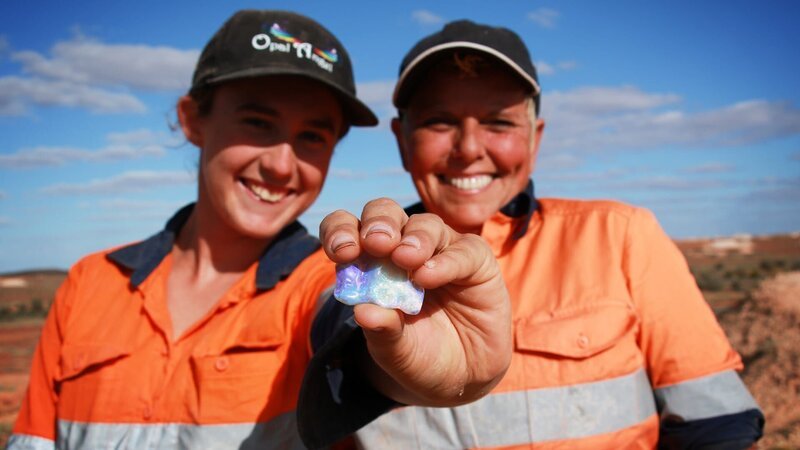 L-R: Angel und Issy – Bild: Warner Bros. Discovery