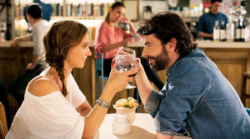 Irene (Michelle Jenner, l.) und Carlos (Eduardo Noriega, r.). – Bild: WDR/​Pandastorm Pictures GmbH