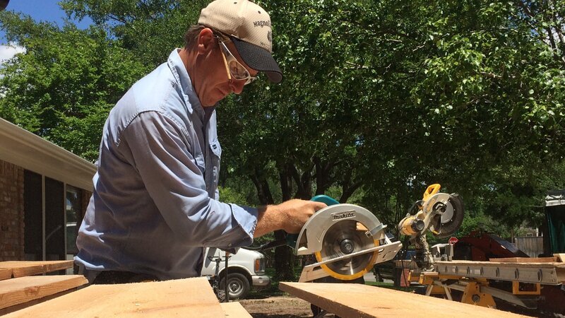 Host Chip Gaines cuts wood for the new vaulted ceiling in the McKenzie’s living room on HGTV’s Fixer Upper. – Bild: HGTV/​Scripps Networks, LLC.