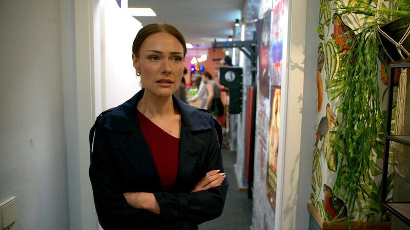 Katy ist von Bruno enttäuscht. Er hätte ihr von Ella erzählen müssen! Was als klärendes Gespräch beginnt, endet schließlich im großen Streit. Tief verletzt beschließt Katy ihren Kontakt zu Bruno nur noch auf das Nötigste zu beschränken. – Bild: RTLZWEI