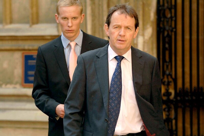 Sergeant James Hathaway (Laurence Fox, l.) hält seinem Chef Kriminalinspektor Robert Lewis (Kevin Whately) stets den Rücken frei. – Bild: ORF III