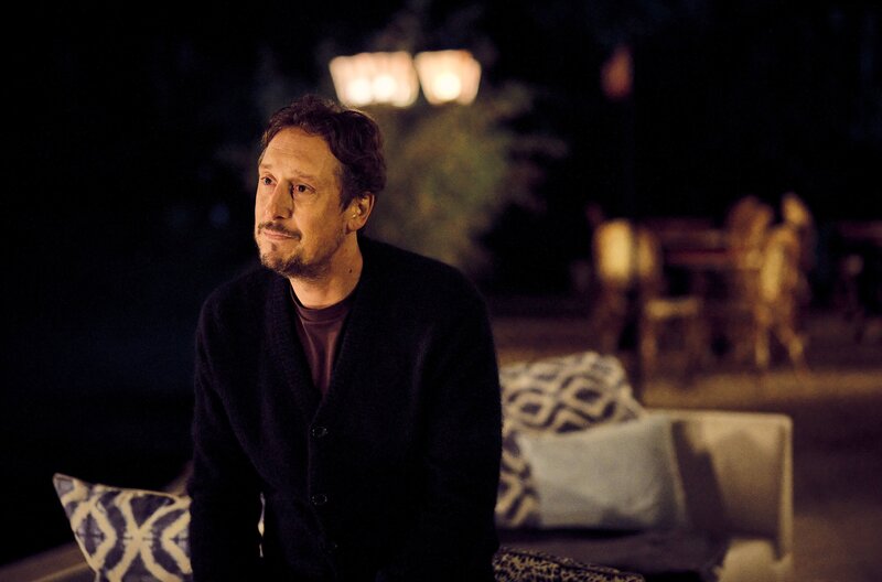 Es schmerzt Stephan Hübner (Hans Löw), an die schönen Tage seiner Ehe zurückzudenken. – Bild: SWR/​Benoît Linder