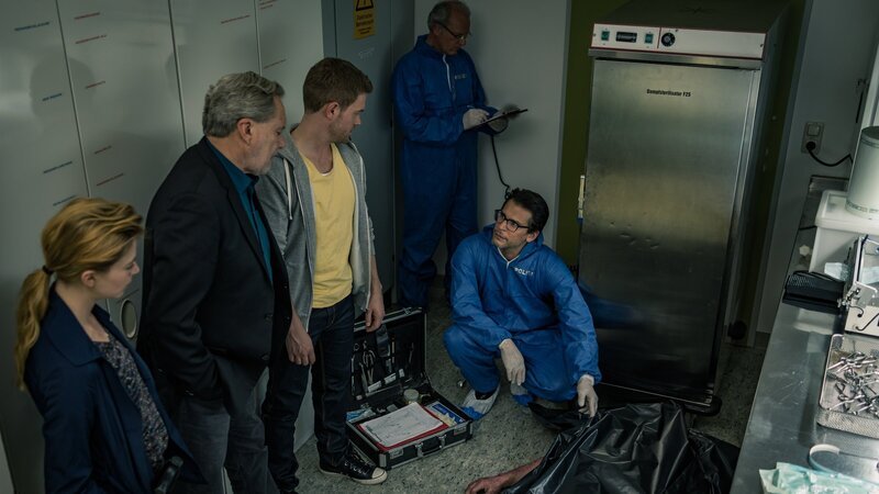 Arthur Bauer (Gerd Silberbauer, 2.v.l.), Dominik Morgenstern (Joscha Kiefer, M.), Resi Schwaiger (Mersiha Husagic, l.) und Dr. Weissenböck (Florian Odendahl, r.) am Fundort der Leiche. – Bild: ZDF und MARKUS SAPPER