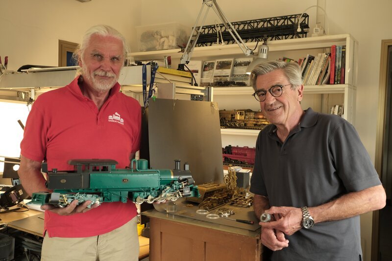 Helmut Telefont baut detailgenaue Modelle, ausschließlich von Lokomotiven. Rechts: Franz X. Gernstl. – Bild: HP Fischer / BR, megaherz gmbh Helmut Telefont baut detailgenaue Modelle, ausschließlich von Lokomotiven. Rechts: Franz X. Gernstl. – Bild: HP Fischer / BR, megaherz gmbh