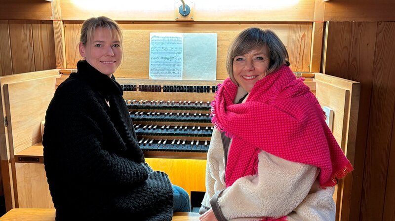 Annette Krause mit Organistin Jasmin Neubauer. – Bild: SWR/​Thomas Keck